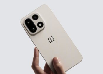 Представлено OnePlus 15 — потужний і елегантний флагман з екраном 165 Гц, акумулятором на 7300 мА·год і трьома сенсорами на 50 Мп