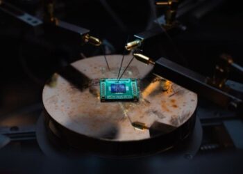 “Друге дихання” закону Мура: вчені створили перший шестишаровий гібридний мікрочип