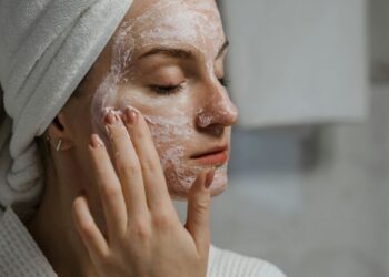 Думаєте, ви доглядаєте за шкірою правильно? 7 поширених помилок, через які обличчя «просить допомоги»