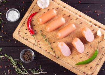 Два движения ножом – и пленка слезет с сардельки без потерь: хитрый трюк