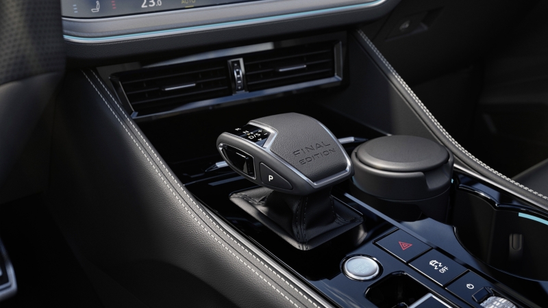 Volkswagen прощається з Touareg на бензині та дизелі