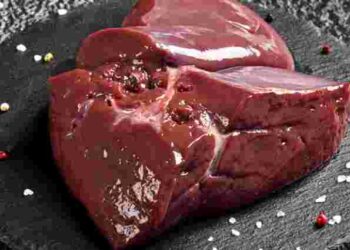 Інакше буде несмачна: як правильно зняти плівку з яловичої печінки