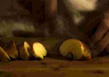 Справа точно не в залізі: чому яблука темніють на зрізі