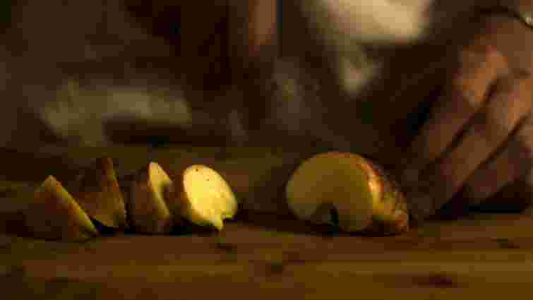 Справа точно не в залізі: чому яблука темніють на зрізі