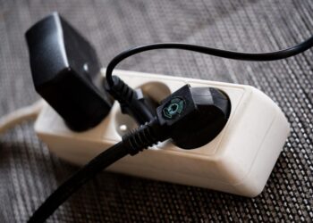 Електрики назвали 8 приладів, які не можна підключати до подовжувача