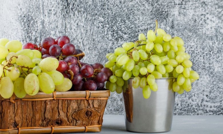 Эта распространенная ошибка выставит вас дикарем: никогда не делайте этого с виноградом на фуршете