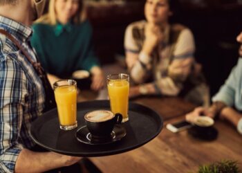 Это правило нарушают чаще всего: что нельзя делать со своим напитком