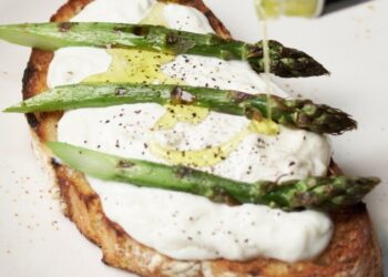 Этот итальянский деликатес можно приготовить за 5 минут и из двух ингредиентов: что такое страчателла (ВИДЕО)