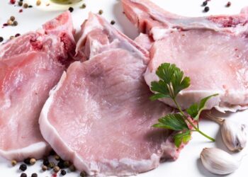 Этот неожиданный ингредиент делает свинину нереально мягкой: повар поделился экономным лайфхаком