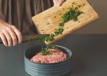 Этот популярный ингредиент может испортить фарш: не добавляйте его