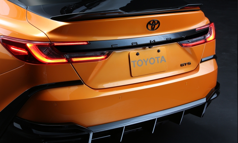Toyota представила Camry з агресивним дизайном