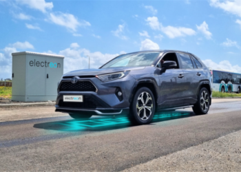 Франція запустила перше у світі шосе, яке заряджає електромобілі