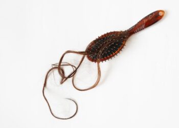 Гормони, дефіцити, стрес: як повернути густоту волосся після 40 років