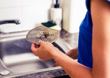 Як прибрати запах каналізації на кухні: 5 хитрощів, які здивують своєю простотою