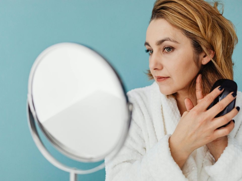 Як жінкам після сорока зробити тонке волосся візуально густішим і виглядати сучасно без складних укладок