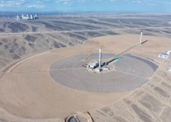 Китай запускає першу у світі сонячну теплову електростанцію з двома вежами