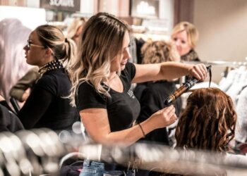 Коли краще стригти волосся та робити манікюр? Місячний календар краси на листопад 2025 року