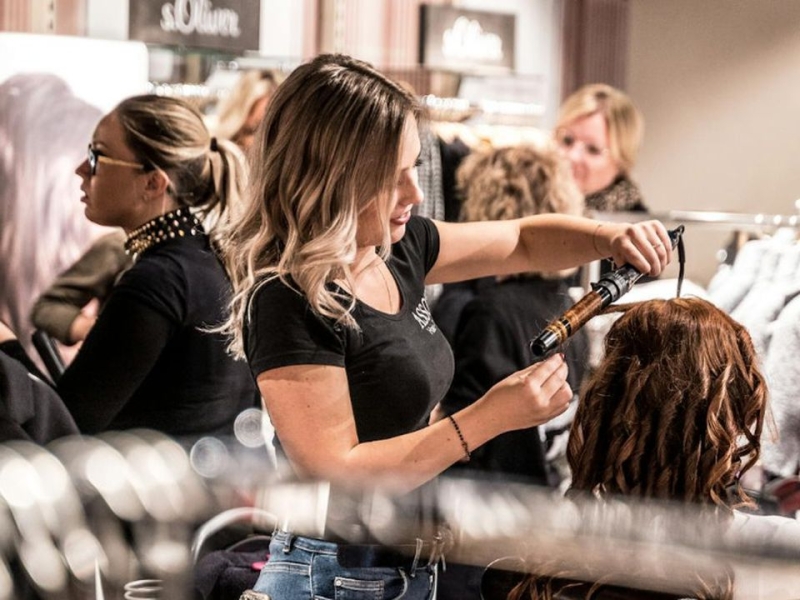 Коли краще стригти волосся та робити манікюр? Місячний календар краси на листопад 2025 року