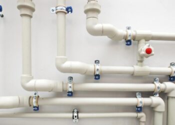 Конденсату на трубах у ванній більше не буде: ось що потрібно зробити