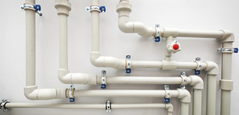 Конденсату на трубах у ванній більше не буде: ось що потрібно зробити