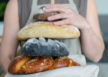 Кусать или отламывать: как на самом деле есть хлеб