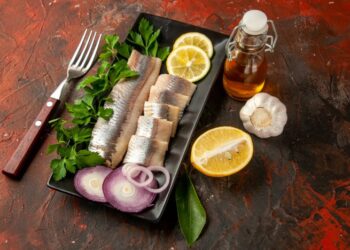 Лучший осенний ужин: чем залить сельдь, чтобы стала невероятно вкусной (ВИДЕО)