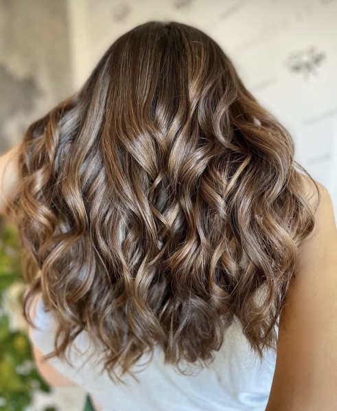 Модні фарбування для темного волосся на осінь 2025