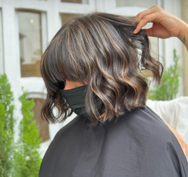 Модні фарбування для темного волосся на осінь 2025