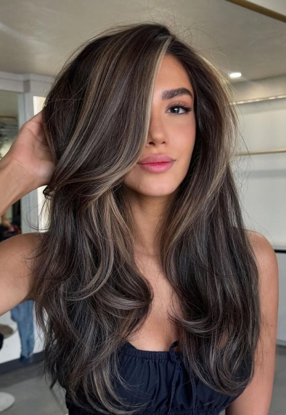 Модні фарбування для темного волосся на осінь 2025