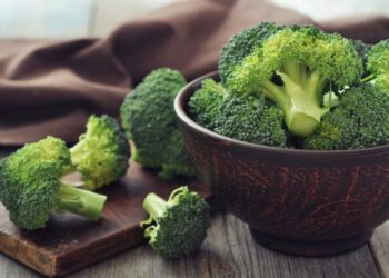 Не кладите их в воду и не варите: как на самом деле готовить брокколи