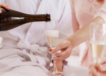 Никакого лимона: какие закуски подходят к шампанскому, а какие – полное табу