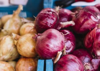 Никогда не кладите это рядом с луком: один овощ испортит его моментально