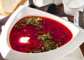 Один ингредиент “перевернет” вкус борща: он уже есть на вашей кухне