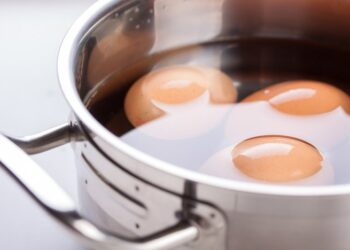 Одна чайная ложка в воду – и яйца будут “вылетать” из скорлупы: простой трюк