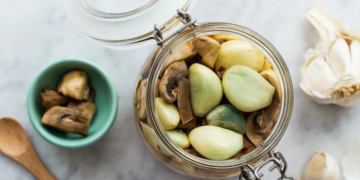 Почему чеснок в банке становится синим: можно ли есть такую консервацию