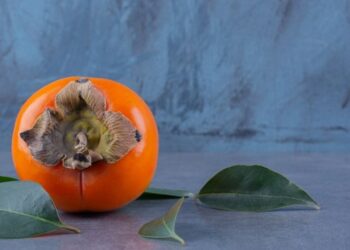 Положите это у хурмы – и она моментально станет спелой и сладкой: хитрый трюк