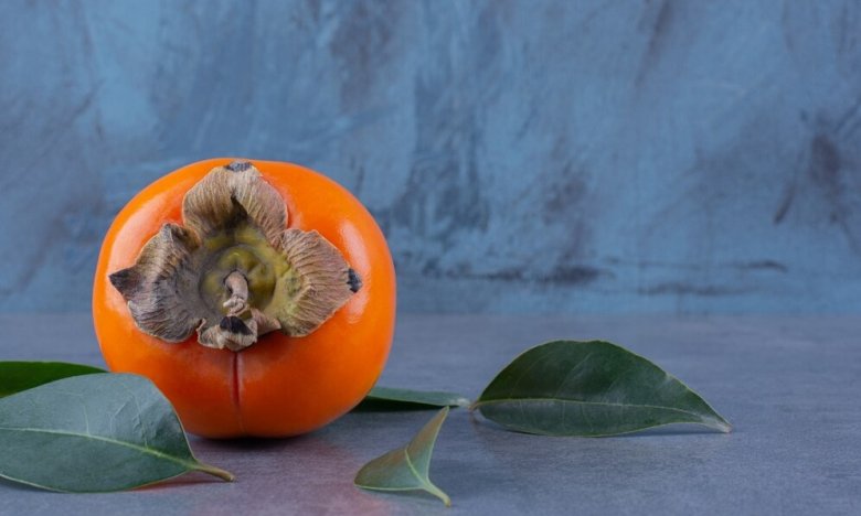 Положите это у хурмы – и она моментально станет спелой и сладкой: хитрый трюк