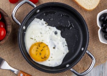 Профессиональные повара хранят секрет самой вкусной яичницы: на чем действительно жарить яйца