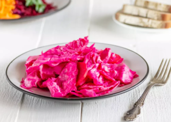Самая хрустящая розовая капусточка на зиму: лакомиться можно уже через сутки (ВИДЕО)