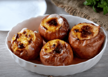 Самый простой осенний десерт: наполняем яблоки творогом и получаем роскошное лакомство (ВИДЕО)