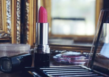 Стійка помада і чисті губи: перевірені способи змити все без тертя, сліз і подразнень