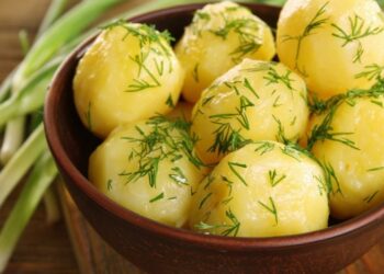 В начале или конце: от добавления соли зависит вкус вашего картофеля