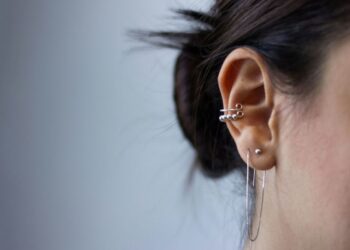 Види проколів вух: гід з назвами та фото
