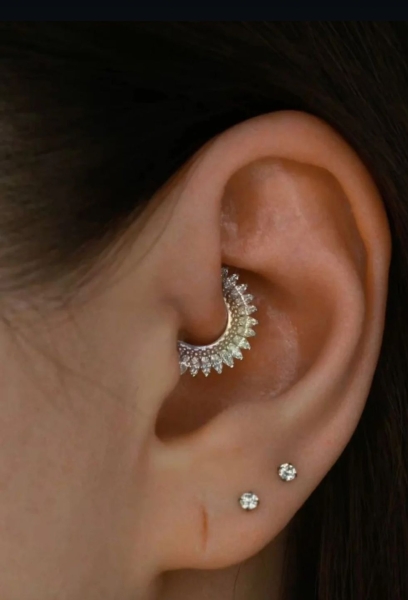 Види проколів вух: гід з назвами та фото