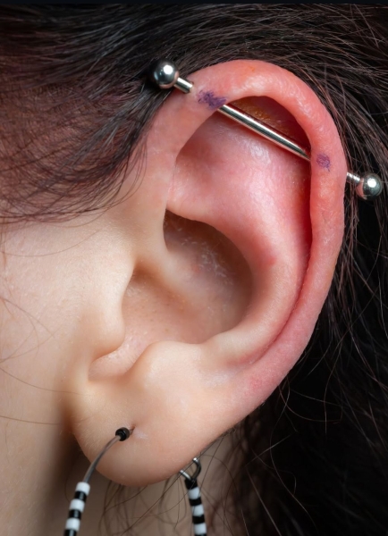 Види проколів вух: гід з назвами та фото