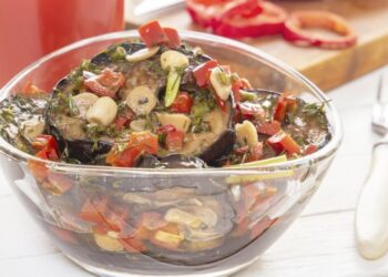 Закусочные баклажаны в пикантном маринаде: быстрый рецепт (ВИДЕО)