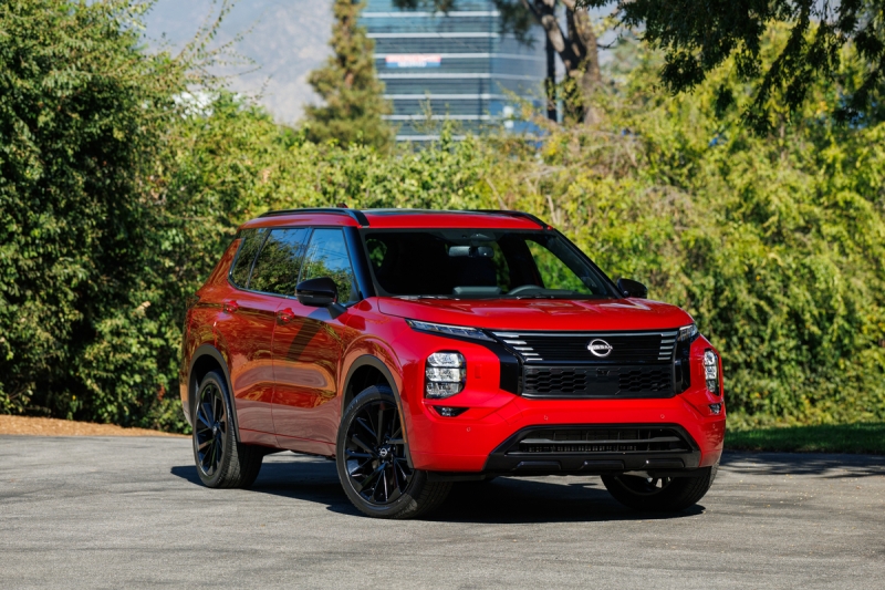 Новий Nissan Rogue PHEV виявився «перевдягненим» Mitsubishi Outlander