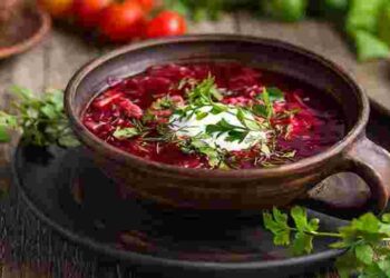 Не зіпсуйте смак: коли потрібно виймати лавровий лист із борщу