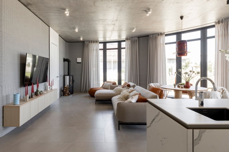 Затишок і функціональність: як вдало задекорувати панорамні вікна