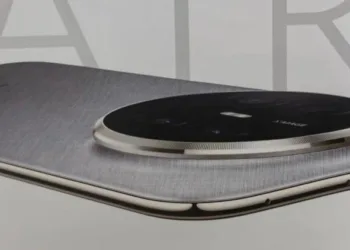 Дуже тонкий і неймовірно елегантний: Huawei опублікувала перший постер смартфона Mate 70 Air